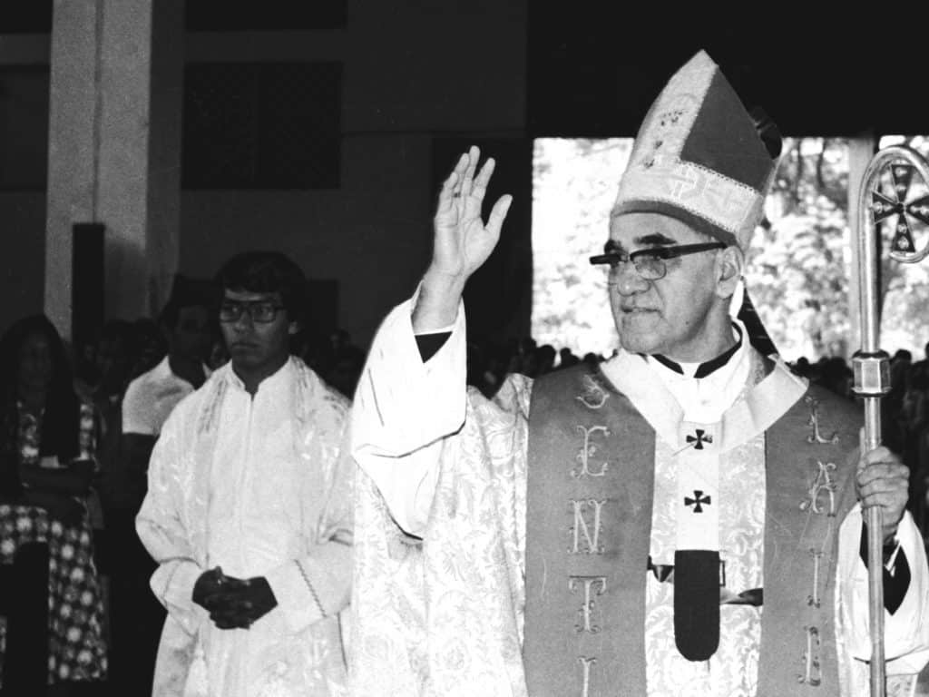 San Óscar Romero aparece en esta foto de archivo sin fecha. Su fiesta se celebra el 24 de marzo. 