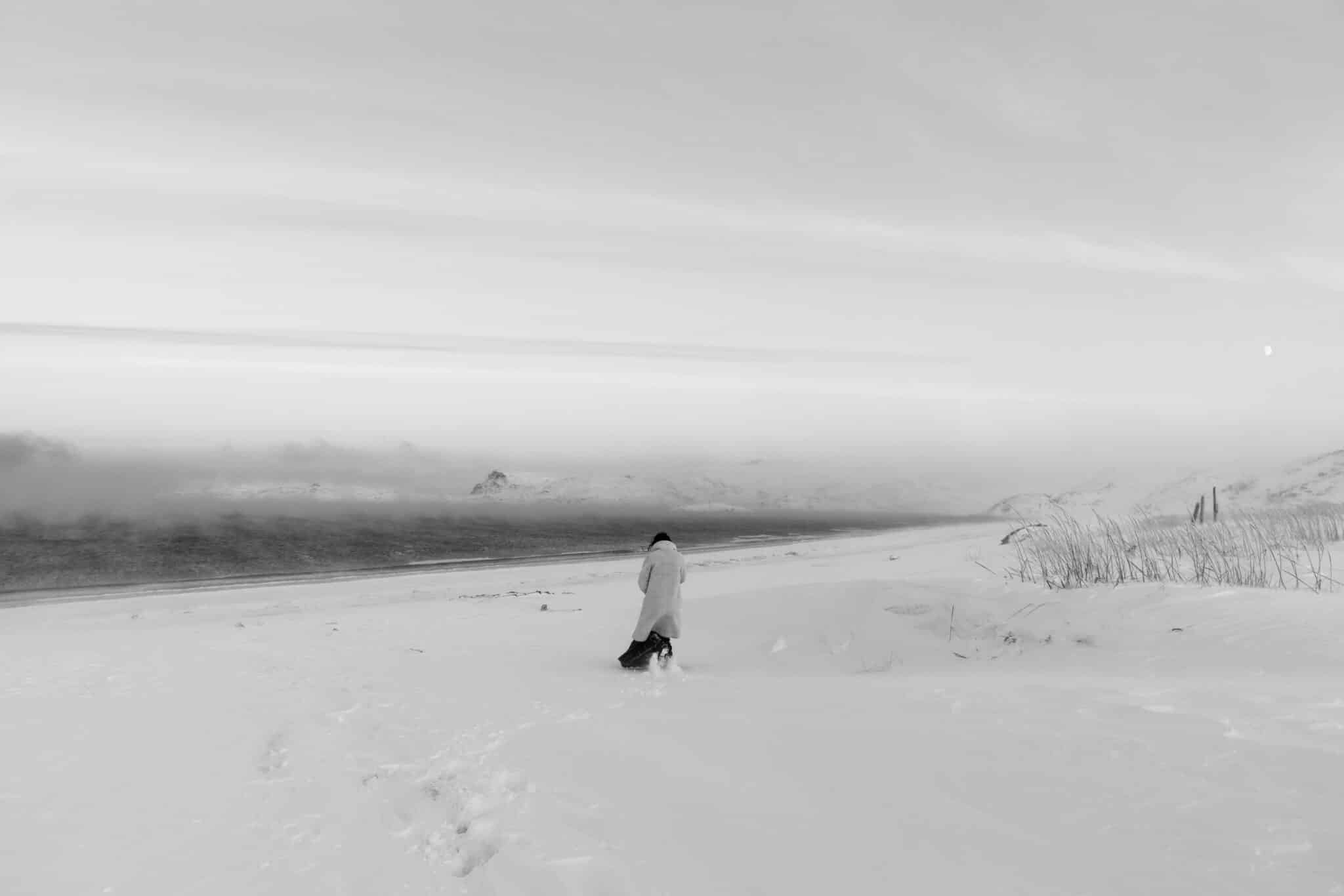 Woman walking | Photo by Yaroslav Shuraev