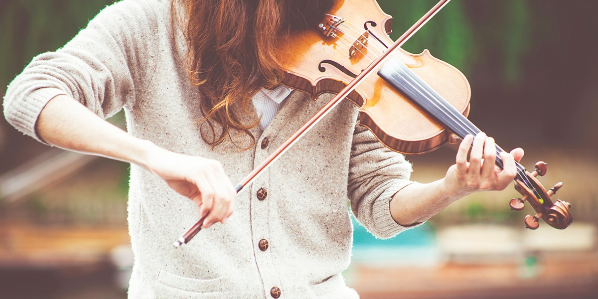 woman making music by playing the violin