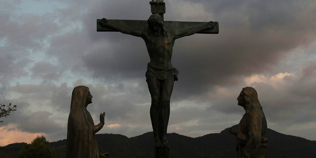 statue of the crucified Christ