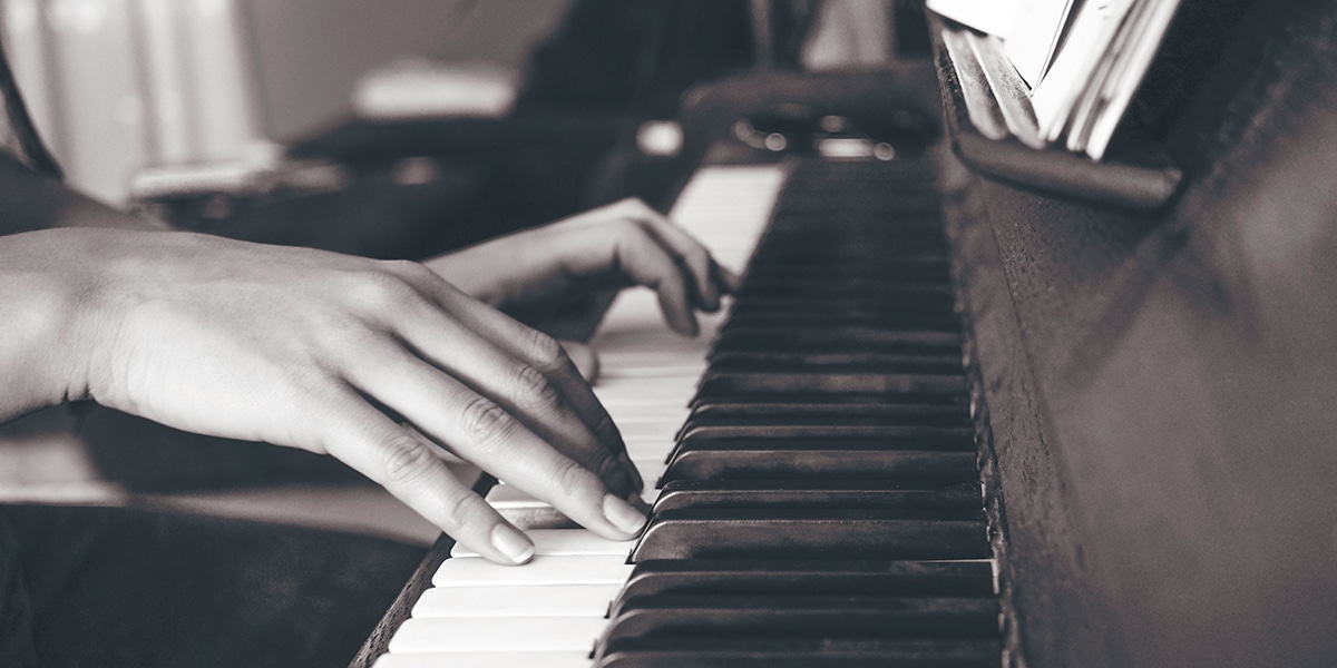 hands playing the piano