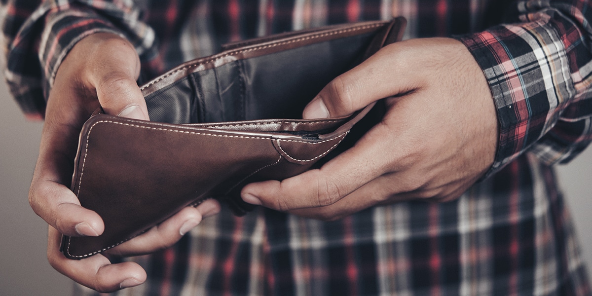 hands showing a empty wallet